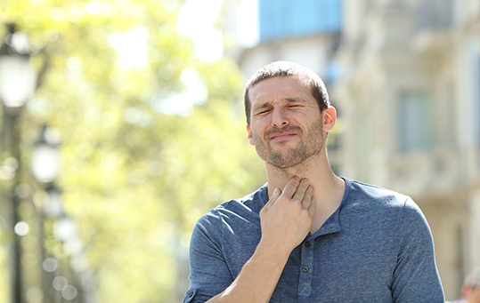 Perché fa male deglutire quando si ha il mal di gola?